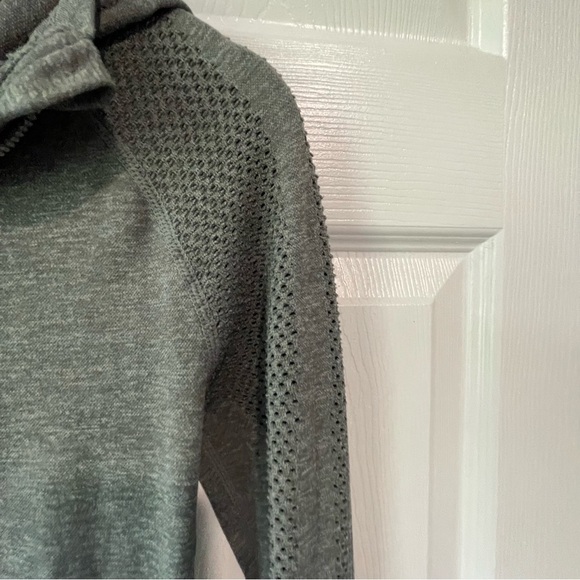 Fabletics grey size small zip up cardigan - Picture 5 of 8